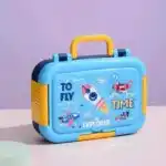 L'image montre une boîte à lunch isotherme pour enfants, de forme rectangulaire avec des coins arrondis, principalement de couleur bleu ciel. Elle possède une poignée de transport et des clips de fermeture jaunes, ainsi qu'un corps bleu marine sur les côtés.