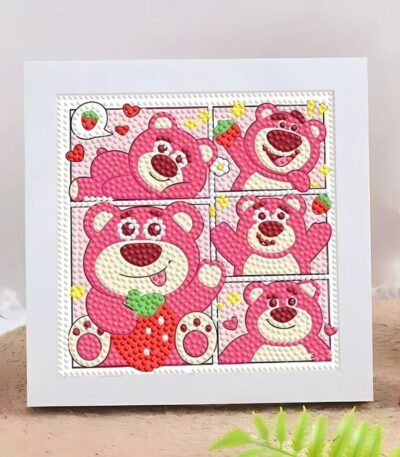 Un kit de broderie diamant terminé et encadré, représentant le personnage de l'ours Lotso de Toy Story dans un style bande dessinée. Le tableau carré est divisé en cinq cases montrant l'ours rose dans différentes poses mignonnes : allongé, agitant la main, tenant une grosse fraise rouge, ou souriant. Le fond de chaque case utilise des couleurs pastel (blanc, jaune, rose) décorées de petites fraises et de cœurs. Toute la surface du dessin est recouverte de strass ronds en relief bien alignés qui scintillent
