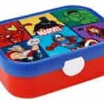 "Une boîte à déjeuner rectangulaire pour enfants de la marque Mepal Campus. La base de la boîte est rouge vif et le couvercle est bleu avec un clip de fermeture blanc à l'avant. Le dessus du couvercle est illustré par une grille de bandes dessinées multicolores affichant le logo 'MARVEL' au centre, entouré de cinq super-héros : Iron Man, Black Panther, Hulk, Thor et Black Widow."