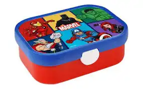 "Une boîte à déjeuner rectangulaire pour enfants de la marque Mepal Campus. La base de la boîte est rouge vif et le couvercle est bleu avec un clip de fermeture blanc à l'avant. Le dessus du couvercle est illustré par une grille de bandes dessinées multicolores affichant le logo 'MARVEL' au centre, entouré de cinq super-héros : Iron Man, Black Panther, Hulk, Thor et Black Widow."