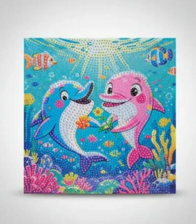 Un kit de broderie diamant carré affiché sur un fond gris clair. L'illustration représente une scène sous-marine colorée et enfantine avec deux dauphins anthropomorphes au centre, se faisant face en souriant. Le dauphin de gauche est bleu avec des joues roses et tient une fleur orange. Le dauphin de droite est entièrement rose avec des cils noirs et tient une étoile de mer verte.