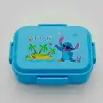 oîte à lunch rectangulaire en plastique bleu fermée, ornée d'une illustration de Stitch sur une île tropicale avec des palmiers.