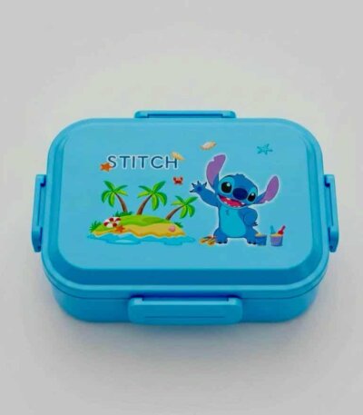 oîte à lunch rectangulaire en plastique bleu fermée, ornée d'une illustration de Stitch sur une île tropicale avec des palmiers.