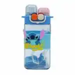 Cette bouteille d'eau bleue à l'effigie de Stitch, personnage de Disney, est un modèle conçu principalement pour les enfants.