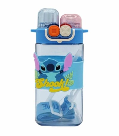 Cette bouteille d'eau bleue à l'effigie de Stitch, personnage de Disney, est un modèle conçu principalement pour les enfants.