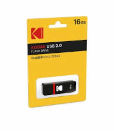 Une clé USB 2.0 de marque Kodak, modèle Classic K102, présentée dans son emballage en carton d'origine de couleur jaune vif. Le coin supérieur droit de l'emballage affiche distinctement la capacité de « 16 GB ». La clé USB elle-même, de couleur noire avec une fine bande rouge et le logo blanc de Kodak, est visible sous une coque en plastique transparent dans la partie inférieure du paquet.