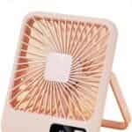 Ventilateur de bureau carré rose poudré avec écran LED affichant 63% et béquille de support arrière.