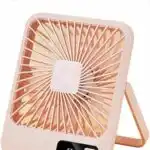 Ventilateur de bureau carré rose poudré avec écran LED affichant 63% et béquille de support arrière.