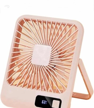 Ventilateur de bureau carré rose poudré avec écran LED affichant 63% et béquille de support arrière.