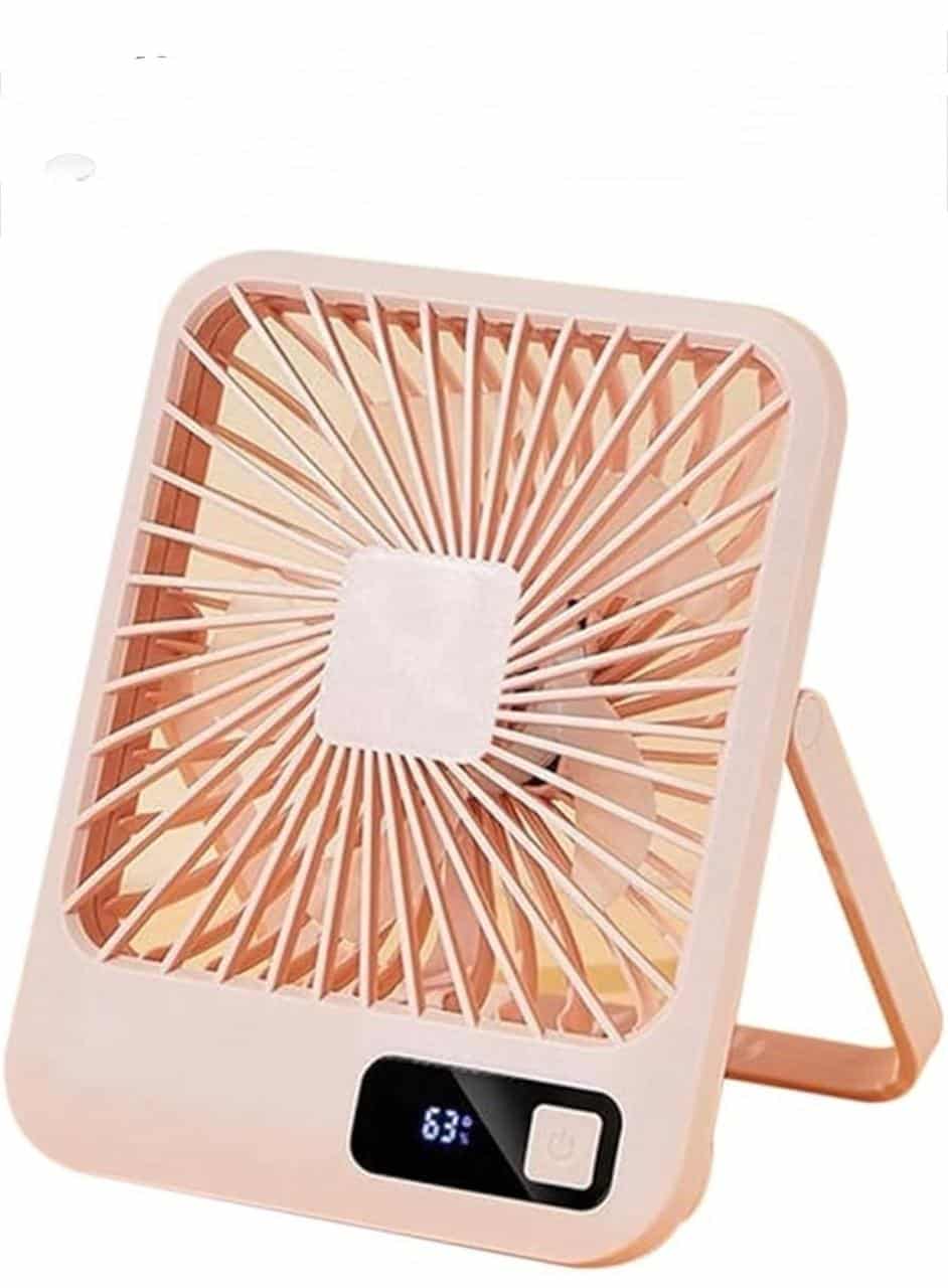 Ventilateur de bureau carré rose poudré avec écran LED affichant 63% et béquille de support arrière. Ventilateur de bureau carré rose poudré avec écran LED affichant 63% et béquille de support arrière.