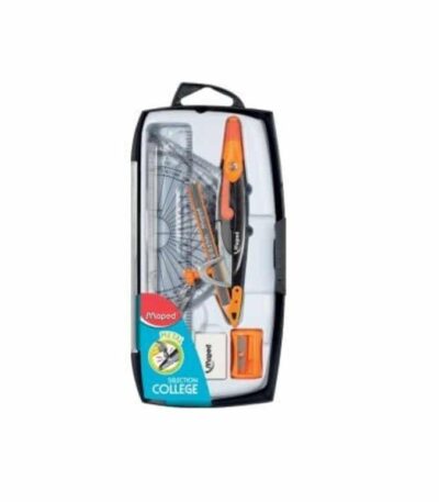Un coffret de géométrie de la marque Maped présenté dans un étui de protection noir au couvercle en plastique transparent. À l'intérieur, les fournitures sont calées dans un insert blanc : un compas en métal noir et plastique orange de la gamme "Selection College", un mini-crayon à papier orange et noir, une règle graduée et un rapporteur transparents, une petite gomme blanche ainsi qu'un taille-crayon orange. Une étiquette bleue et rouge dans le coin inférieur gauche affiche le logo Maped et la mention "SELECTION COLLEGE" surmontée d'un macaron "METAL". Une boucle d'accroche noire surmonte le boîtier.