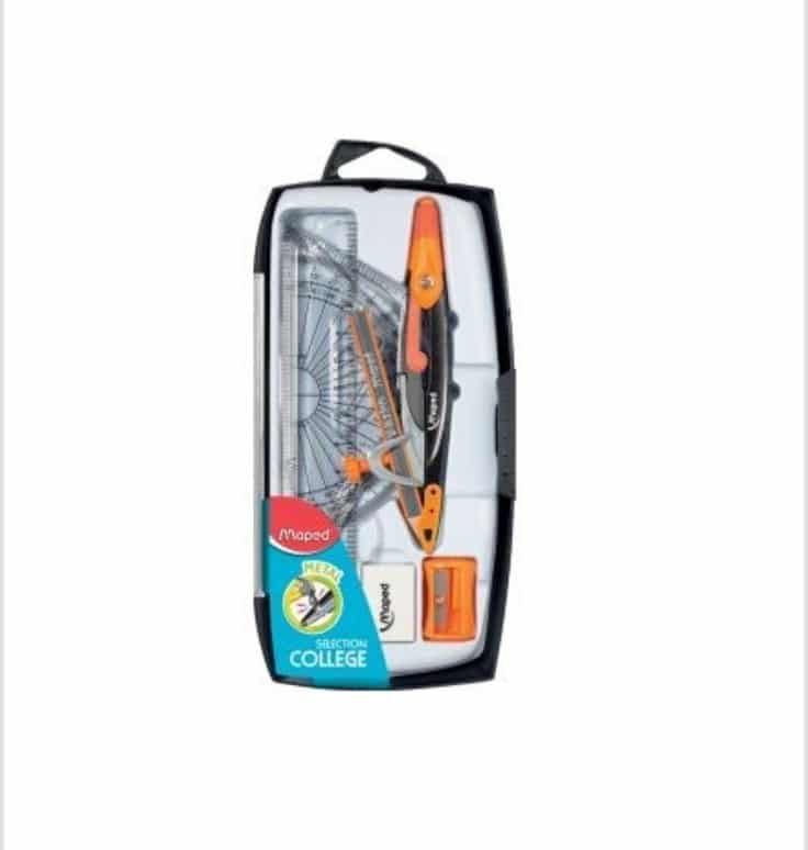eCompas Maped Metal Open avec instruments de traçage Un coffret de géométrie de la marque Maped présenté dans un étui de protection noir au couvercle en plastique transparent. À l'intérieur, les fournitures sont calées dans un insert blanc : un compas en métal noir et plastique orange de la gamme "Selection College", un mini-crayon à papier orange et noir, une règle graduée et un rapporteur transparents, une petite gomme blanche ainsi qu'un taille-crayon orange. Une étiquette bleue et rouge dans le coin inférieur gauche affiche le logo Maped et la mention "SELECTION COLLEGE" surmontée d'un macaron "METAL". Une boucle d'accroche noire surmonte le boîtier.