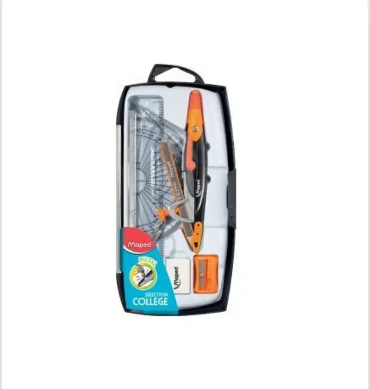 Un coffret de géométrie de la marque Maped présenté dans un étui de protection noir au couvercle en plastique transparent. À l'intérieur, les fournitures sont calées dans un insert blanc : un compas en métal noir et plastique orange de la gamme "Selection College", un mini-crayon à papier orange et noir, une règle graduée et un rapporteur transparents, une petite gomme blanche ainsi qu'un taille-crayon orange. Une étiquette bleue et rouge dans le coin inférieur gauche affiche le logo Maped et la mention "SELECTION COLLEGE" surmontée d'un macaron "METAL". Une boucle d'accroche noire surmonte le boîtier.