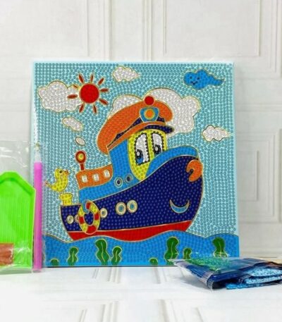 Un kit de broderie diamant pour enfants présenté sur une surface en bois blanc devant un mur en briques blanches. La toile carrée au centre montre une illustration enfantine d'un avion orange anthropomorphe avec de grands yeux expressifs. L'avion vole dans un ciel bleu vif parsemé de petits nuages blancs texturés de cercles. En bas du dessin, on aperçoit des collines vertes et des arbres stylisés. À gauche de la toile se trouve un sachet transparent contenant les outils de pose : un plateau de tri vert, un stylet rose et un carré de cire rouge.