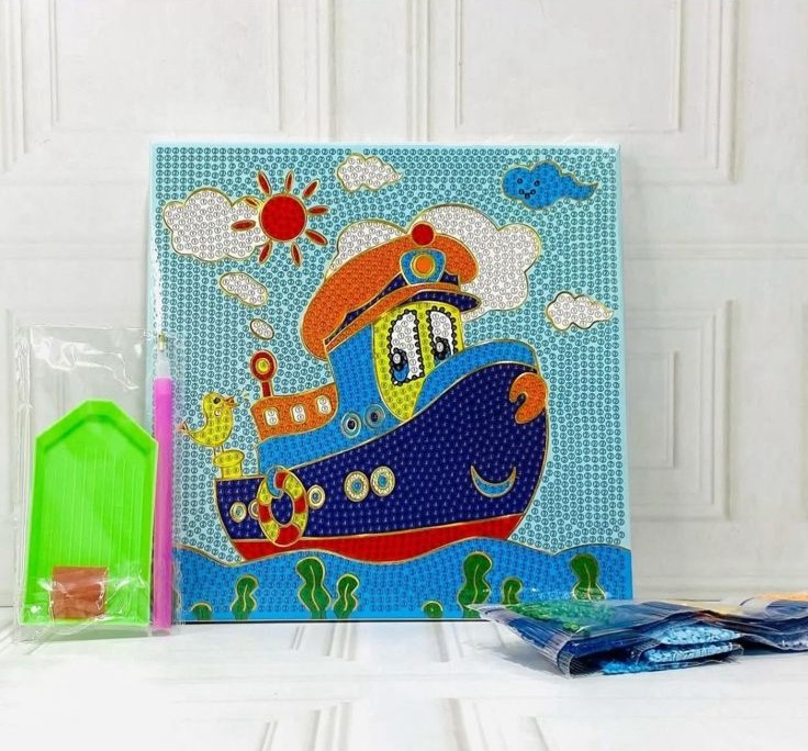 Un kit de broderie diamant pour enfants présenté sur une surface en bois blanc devant un mur en briques blanches. La toile carrée au centre montre une illustration enfantine d'un avion orange anthropomorphe avec de grands yeux expressifs. L'avion vole dans un ciel bleu vif parsemé de petits nuages blancs texturés de cercles. En bas du dessin, on aperçoit des collines vertes et des arbres stylisés. À gauche de la toile se trouve un sachet transparent contenant les outils de pose : un plateau de tri vert, un stylet rose et un carré de cire rouge.