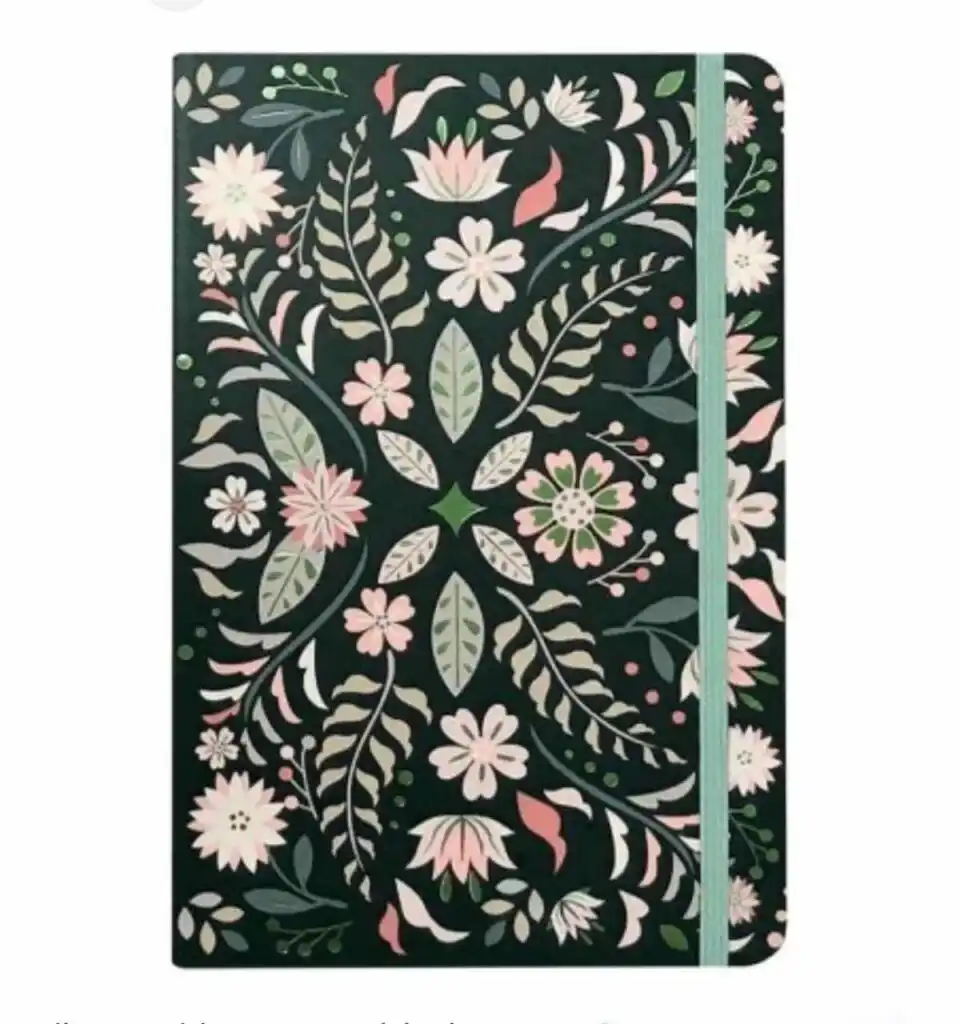 Trousse scolaire à deux compartiments rose et verte de la collection Labubu The Monsters. La face avant en plastique rigide mat affiche une illustration colorée de Labubu à vélo et dispose de deux fermetures éclair blanches robustes, posée sur une fourrure blanche.