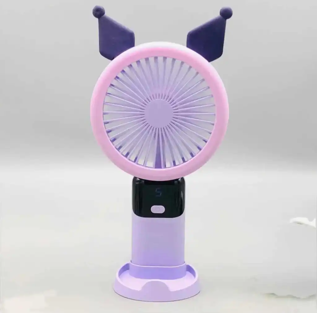 Un mini ventilateur portable rechargeable de couleur violette et mauve, inspiré du personnage Kuromi de Sanrio, posé verticalement sur son socle de table assorti. La tête ronde possède une grille rose-mauve surmontée de deux oreilles pointues de bouffon violet foncé. Le manche intègre un écran numérique noir affichant le chiffre « 5 » en bleu juste au-dessus d'un bouton d'alimentation blanc.