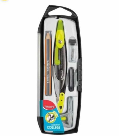 Un compas scolaire de la marque Maped, présenté dans un étui de protection rigide noir et gris au couvercle transparent. À l'intérieur, les éléments sont calés dans un insert blanc : un compas en métal noir et plastique vert pomme de la gamme "Selection College", un mini-crayon à papier orange et noir de la gamme "Black'Peps", un petit étui transparent contenant des mines de rechange, un porte-mine noir et un taille-crayon gris. Une étiquette bleue et rouge Maped en bas à gauche affiche le logo de la marque et la mention "SELECTION COLLEGE" avec un macaron "METAL". Une boucle d'accroche noire surmonte le boîtier.