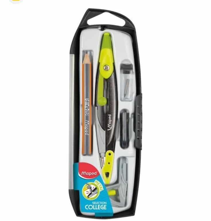 Coffret Compas Maped Métal Open (5 Pièces). Un compas scolaire de la marque Maped, présenté dans un étui de protection rigide noir et gris au couvercle transparent. À l'intérieur, les éléments sont calés dans un insert blanc : un compas en métal noir et plastique vert pomme de la gamme "Selection College", un mini-crayon à papier orange et noir de la gamme "Black'Peps", un petit étui transparent contenant des mines de rechange, un porte-mine noir et un taille-crayon gris. Une étiquette bleue et rouge Maped en bas à gauche affiche le logo de la marque et la mention "SELECTION COLLEGE" avec un macaron "METAL". Une boucle d'accroche noire surmonte le boîtier.
