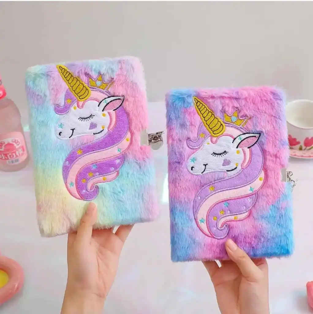 Les deux carnets possèdent une couverture rigide entièrement recouverte d'une fausse fourrure douce et duveteuse. La peluche présente un dégradé de couleurs pastel de style tie-dye (rose, bleu, violet, jaune et turquoise).