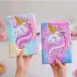 Les deux carnets possèdent une couverture rigide entièrement recouverte d'une fausse fourrure douce et duveteuse. La peluche présente un dégradé de couleurs pastel de style tie-dye (rose, bleu, violet, jaune et turquoise).