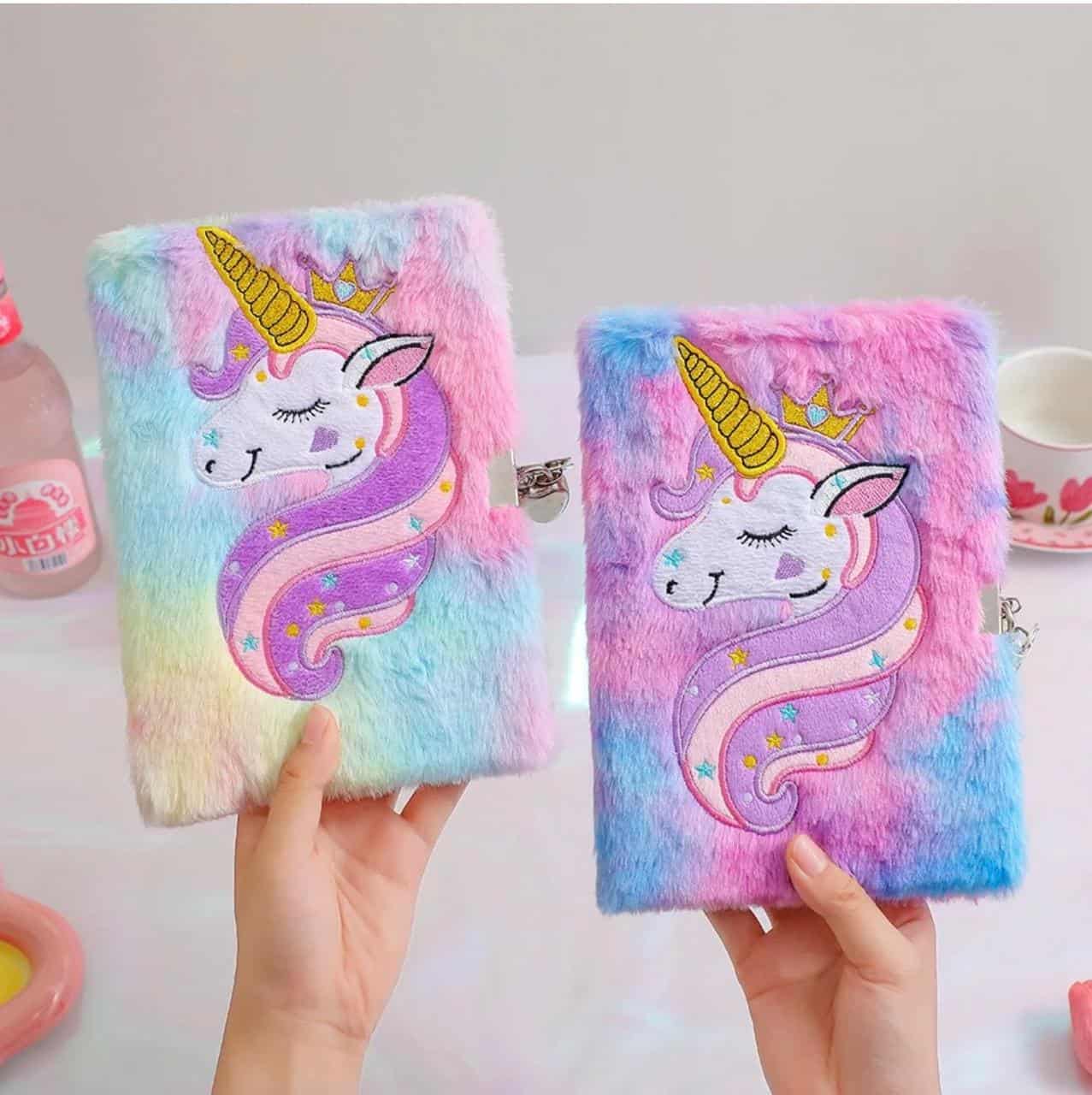 : Journal Intime Fille Licorne en Fausse Fourrure Multicolore Format A5 Les deux carnets possèdent une couverture rigide entièrement recouverte d'une fausse fourrure douce et duveteuse. La peluche présente un dégradé de couleurs pastel de style tie-dye (rose, bleu, violet, jaune et turquoise).