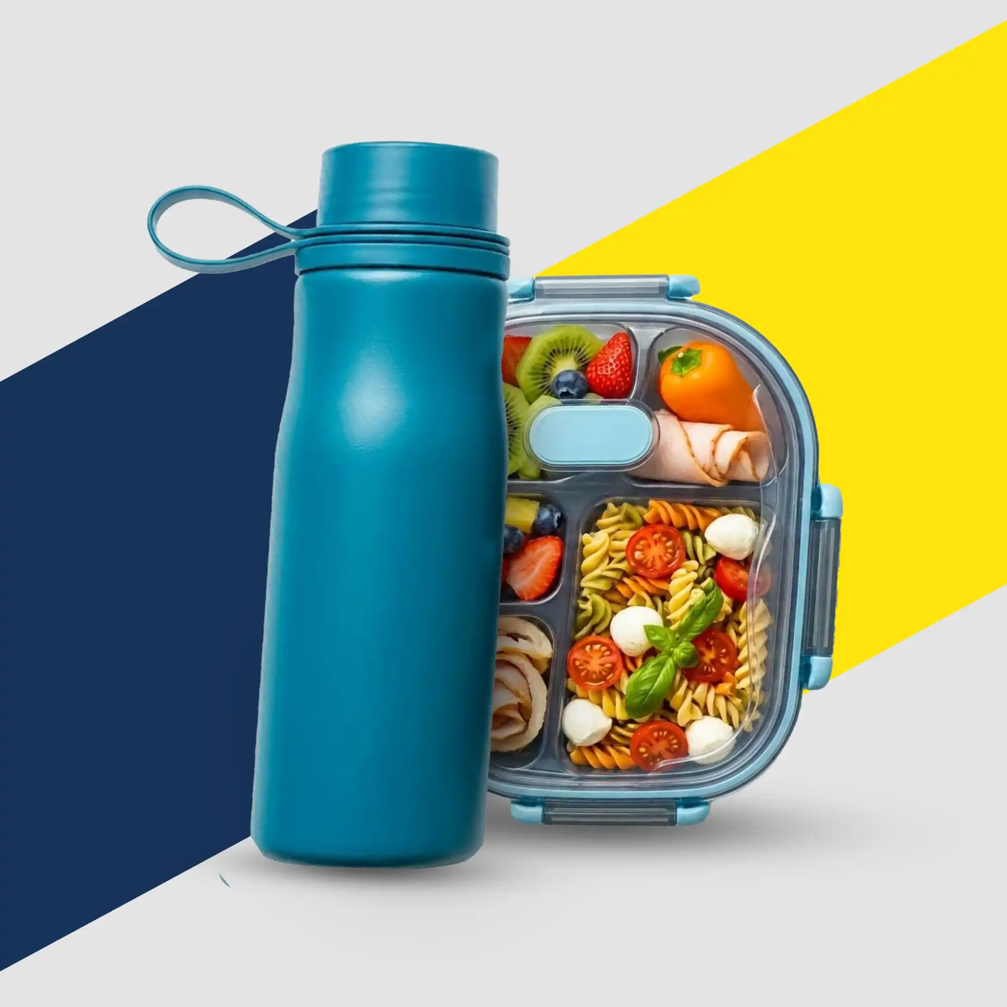 Vue de dessus d'une gourde réutilisable bleu canard à côté d'une lunch box compartimentée contenant une salade de pâtes, des tranches de kiwi, des fraises, des myrtilles et des roulés de dinde sur un fond blanc épuré.