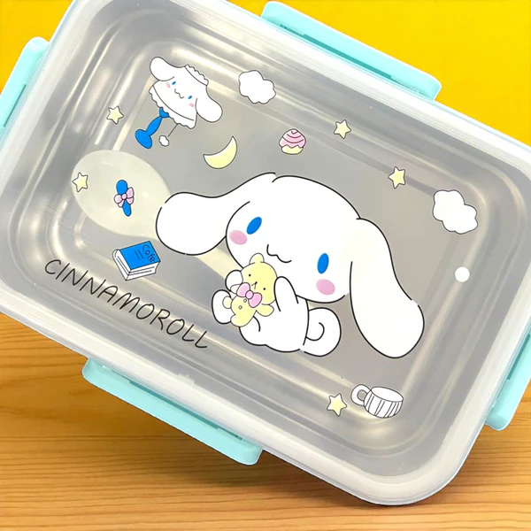 rn boîte à bento (lunch box) isotherme en acier inoxydable Boîte à déjeuner bento rectangulaire transparente et bleu ciel. Le couvercle transparent affiche une illustration centrale du personnage Cinnamoroll de Sanrio tenant un ourson en peluche, entouré de petites étoiles, de nuages, d'une tasse et d'un livre bleu.