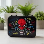 il s'agit d'une boîte à lunch de forme rectangulaire aux angles arrondis, de couleur noire, fermée par deux loquets supérieurs.