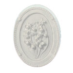 Une plaque décorative ovale blanche
