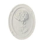 Une plaque décorative ovale blanche