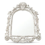 Miroir mural orné de style baroque