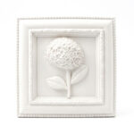Une plaque décorative carré blanche