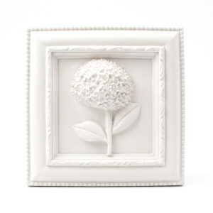 Plaque fleur blanche carrée avec cadre perlé et fleur en relief