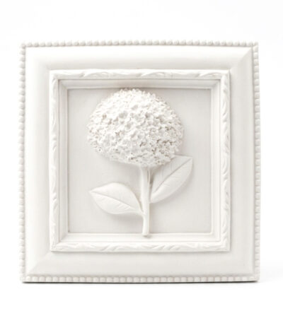 Plaque fleur blanche carrée avec cadre perlé et fleur en relief
