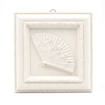 Une plaque décorative carré blanche