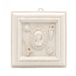 Une plaque décorative carré blanche