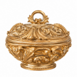 Boîte décorative dorée style baroque avec couvercle ciselé