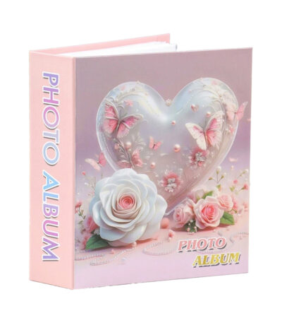 Album photo papillons petit format à couverture rose avec cœur transparent, papillons et roses