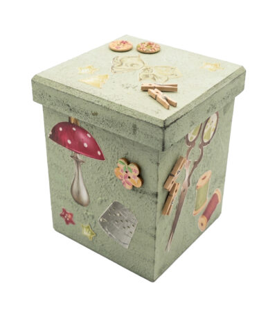 Boîte en bois décorative avec couvercle, motif couture et champignon sur fond vert clair