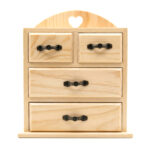 Mini-commode en bois brut à 4 tiroirs avec dossier en cœur et poignées noires