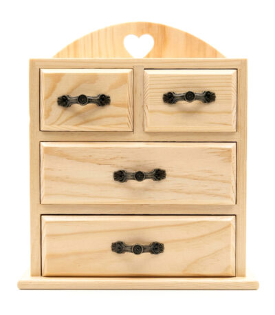 Mini-commode en bois brut à 4 tiroirs avec dossier en cœur et poignées noires