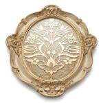Un plateau de service ovale de style baroque