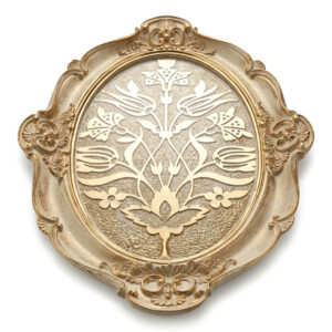 Plateau ovale baroque doré avec cadre sculpté et médaillon floral
