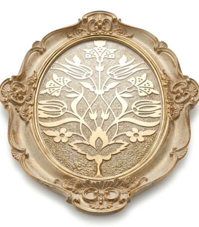 Plateau ovale baroque doré avec cadre sculpté et médaillon floral